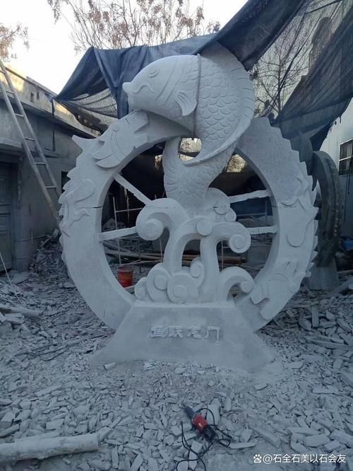 有沒有更多現(xiàn)代抽象風(fēng)格的石雕龍魚圖片，探索現(xiàn)代抽象風(fēng)格的石雕龍魚