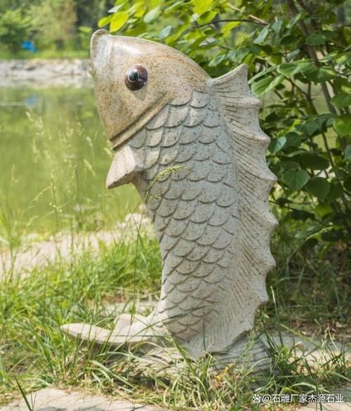 有沒有更多現(xiàn)代抽象風(fēng)格的石雕龍魚圖片，探索現(xiàn)代抽象風(fēng)格的石雕龍魚