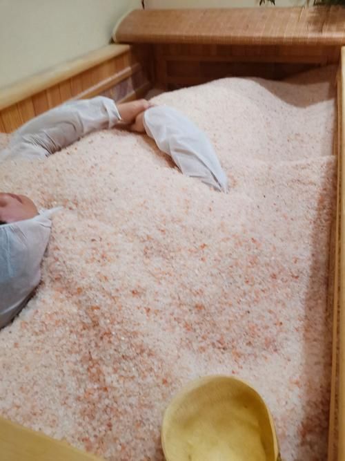能否提供一張詳細的鹽浴療法圖片，井鹽浴療法是一種古老的自然療法