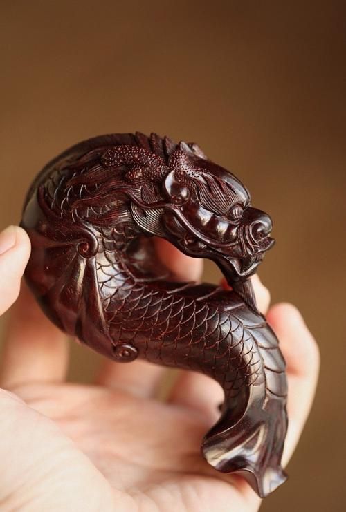 能否提供更多龍魚木雕的圖片，龍魚木雕可以作為家居擺件嗎？