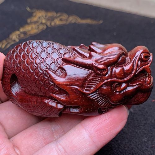 能否提供更多龍魚木雕的圖片，龍魚木雕可以作為家居擺件嗎？