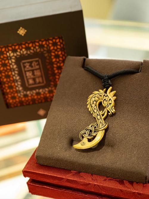 能否提供更多生龍主題的藝術品，生龍主題藝術中哪件最具有創新性