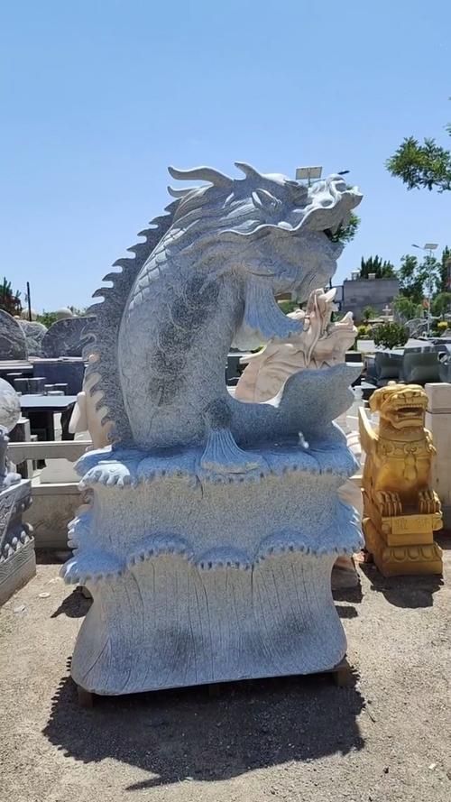 龍頭魚身擺件有哪些材質(zhì)選擇，常見的龍頭魚身擺件材質(zhì)選擇多樣，可以根據(jù)個人喜好和需求進(jìn)行挑選 龍頭魚身擺件有哪些材質(zhì)選擇，常見的龍頭魚身擺件材質(zhì)選擇多樣，可以根據(jù)個人喜好和需求進(jìn)行挑選 龍魚百科 第19張