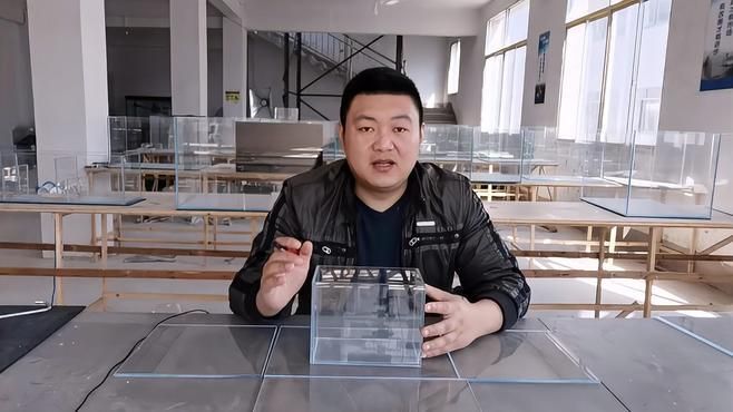 如何判斷魚缸玻璃的厚度？，如何選擇適合龍魚的魚缸尺寸？