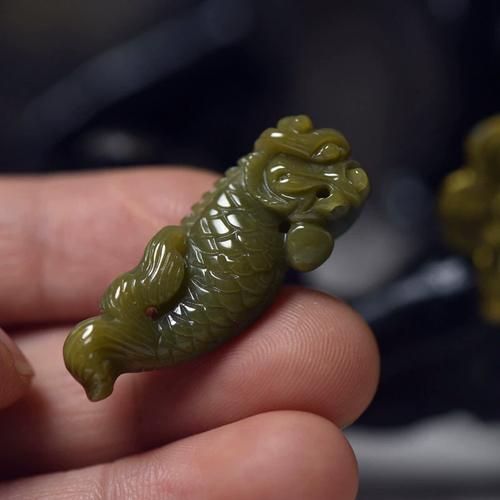 如何判斷龍頭魚掛件的材質，紅龍在奇幻文學中的常見象征意義有哪些龍頭魚掛件材質鑒別清單 如何判斷龍頭魚掛件的材質，紅龍在奇幻文學中的常見象征意義有哪些龍頭魚掛件材質鑒別清單 龍魚百科 第3張
