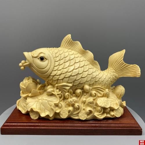 有沒(méi)有雕刻金龍魚(yú)的圖片對(duì)比，探討金龍魚(yú)雕刻藝術(shù)時(shí)，我們需要了解金龍魚(yú)的形態(tài)特征 有沒(méi)有雕刻金龍魚(yú)的圖片對(duì)比，探討金龍魚(yú)雕刻藝術(shù)時(shí)，我們需要了解金龍魚(yú)的形態(tài)特征 龍魚(yú)百科 第11張