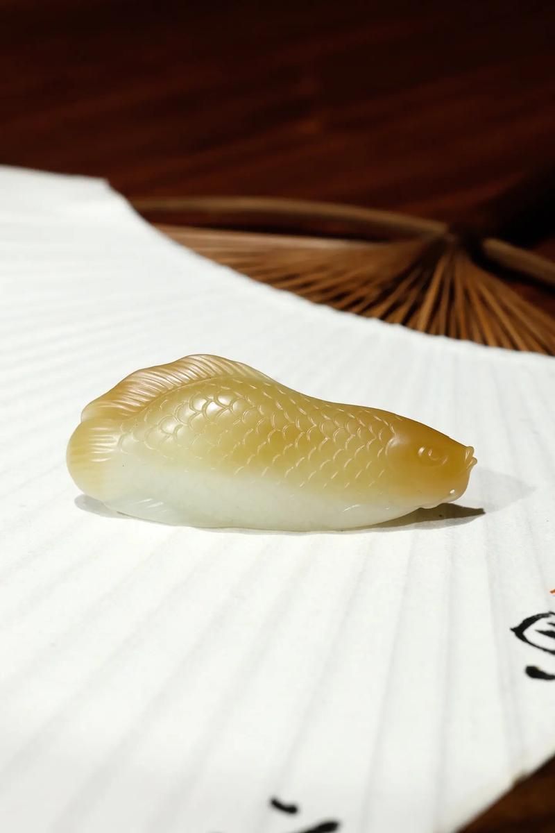 有沒(méi)有雕刻金龍魚(yú)的圖片對(duì)比，探討金龍魚(yú)雕刻藝術(shù)時(shí)，我們需要了解金龍魚(yú)的形態(tài)特征 有沒(méi)有雕刻金龍魚(yú)的圖片對(duì)比，探討金龍魚(yú)雕刻藝術(shù)時(shí)，我們需要了解金龍魚(yú)的形態(tài)特征 龍魚(yú)百科 第26張