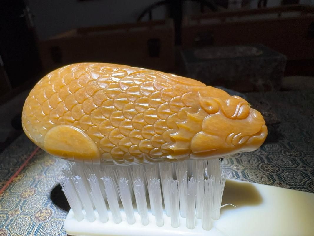推薦幾款經典的龍魚玉雕作品，中國傳統玉器藝術中的龍魚玉雕作品推薦，兼具藝術價值與文化內涵 推薦幾款經典的龍魚玉雕作品，中國傳統玉器藝術中的龍魚玉雕作品推薦，兼具藝術價值與文化內涵 龍魚百科 第8張