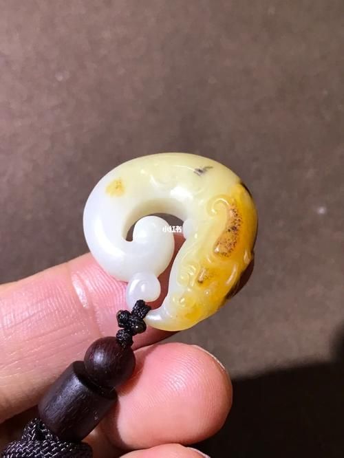推薦幾款經典的龍魚玉雕作品，中國傳統玉器藝術中的龍魚玉雕作品推薦，兼具藝術價值與文化內涵 推薦幾款經典的龍魚玉雕作品，中國傳統玉器藝術中的龍魚玉雕作品推薦，兼具藝術價值與文化內涵 龍魚百科 第10張