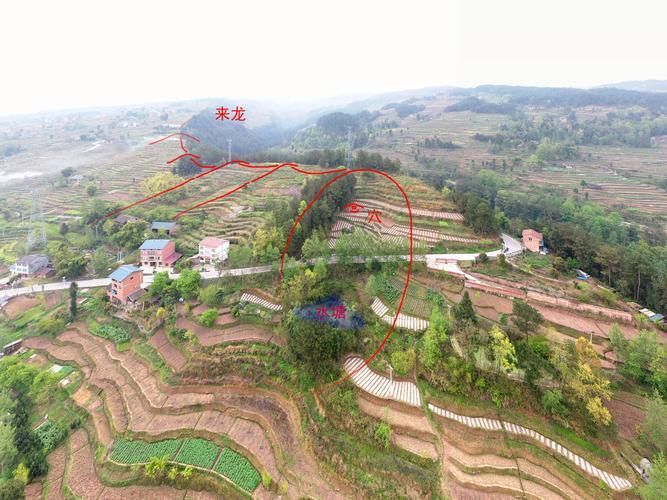 給我幾張龍形地的風水圖片，風水學中“龍形地”是指山脈或地形走勢如龍蜿蜒