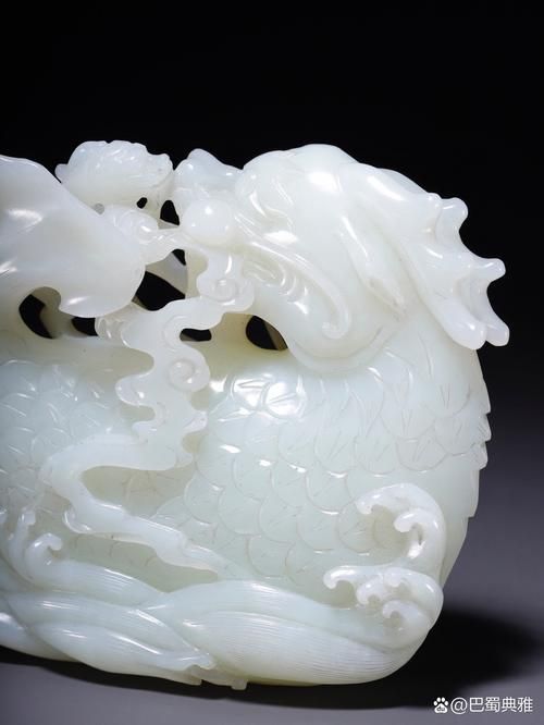 給我一些玉龍魚擺件的搭配圖片，玉龍魚擺件如何搭配？