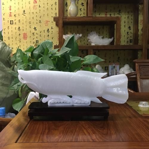 給我一些玉龍魚擺件的搭配圖片，玉龍魚擺件如何搭配？