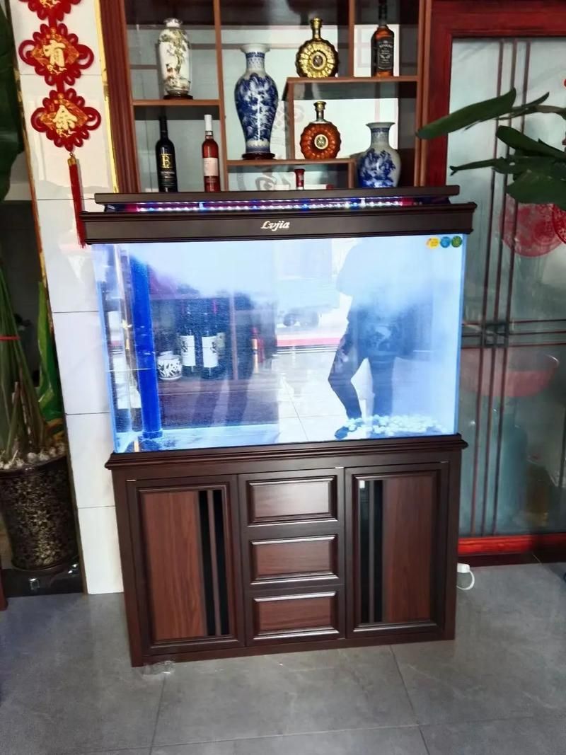 如何選擇適合客廳的魚缸，客廳魚缸如何選擇