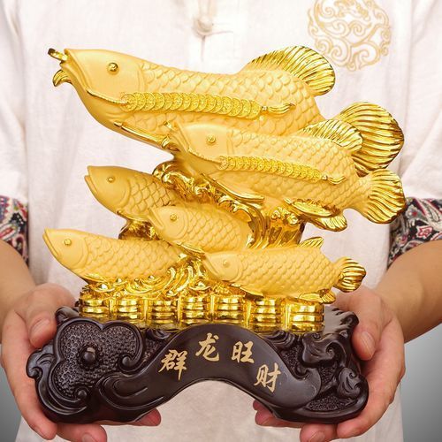能否提供更多龍魚與吉祥物的搭配圖片