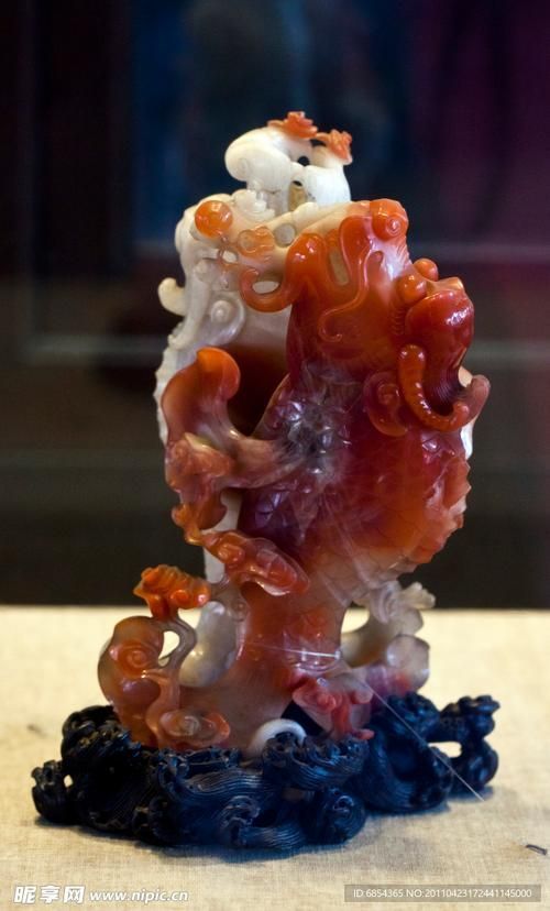 給我推薦一些經(jīng)典的玉雕龍魚作品，中國傳統(tǒng)玉雕藝術(shù)之玉雕龍魚 給我推薦一些經(jīng)典的玉雕龍魚作品，中國傳統(tǒng)玉雕藝術(shù)之玉雕龍魚 龍魚百科 第3張