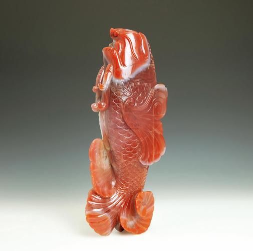 給我推薦一些經(jīng)典的玉雕龍魚作品，中國傳統(tǒng)玉雕藝術(shù)之玉雕龍魚 給我推薦一些經(jīng)典的玉雕龍魚作品，中國傳統(tǒng)玉雕藝術(shù)之玉雕龍魚 龍魚百科 第6張