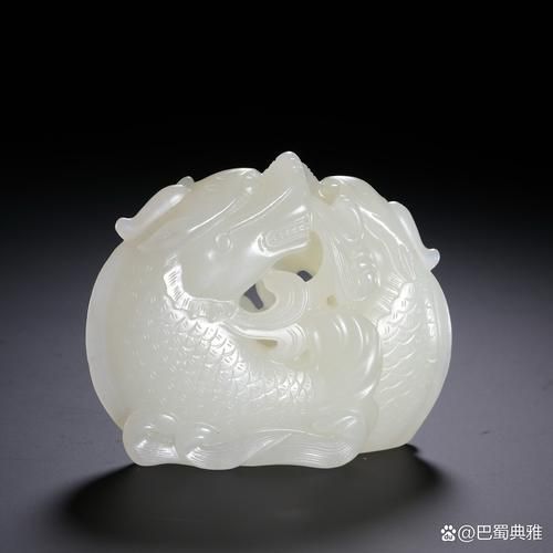 給我推薦一些經(jīng)典的玉雕龍魚作品，中國傳統(tǒng)玉雕藝術(shù)之玉雕龍魚 給我推薦一些經(jīng)典的玉雕龍魚作品，中國傳統(tǒng)玉雕藝術(shù)之玉雕龍魚 龍魚百科 第16張