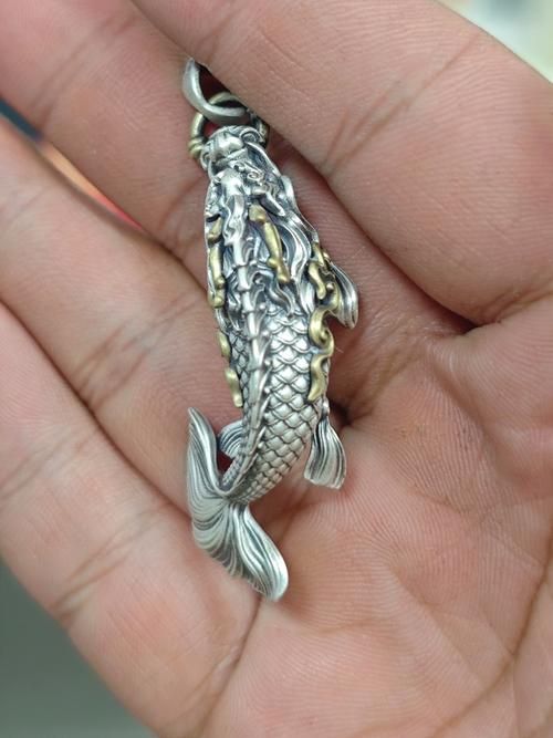給我一些龍頭魚飾品的圖片，龍頭魚飾品有哪些款式