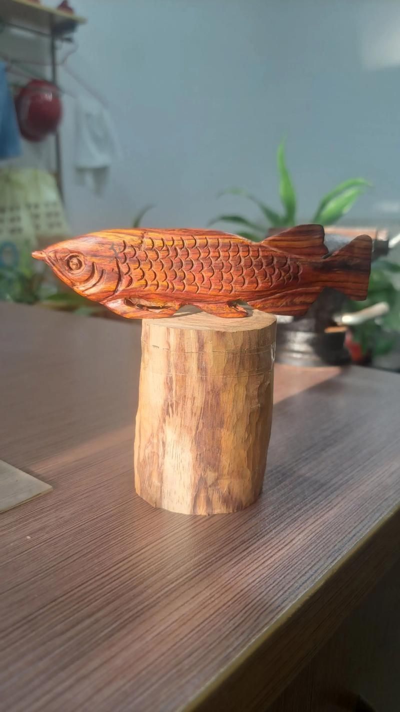 給我?guī)讖埥瘕堲~木雕的真品圖片，如何鑒別金龍魚木雕的真?zhèn)? title=