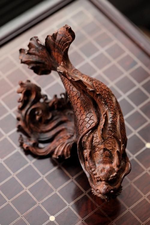 給我幾張金龍魚木雕的真品圖片，如何鑒別金龍魚木雕的真偽
