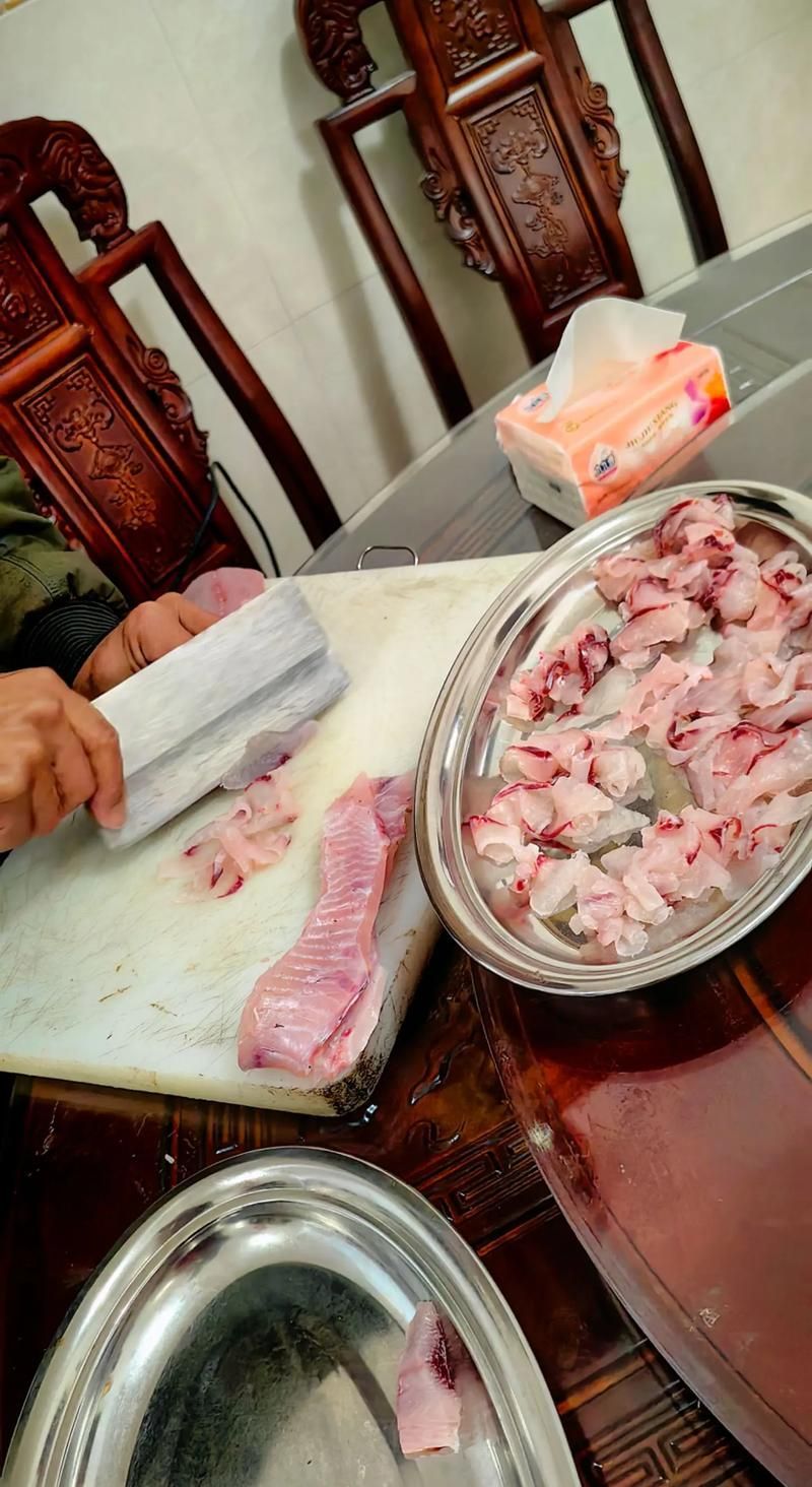 龍魚吃生豬肉會有什么反應？，關于龍魚吃生豬肉的問題