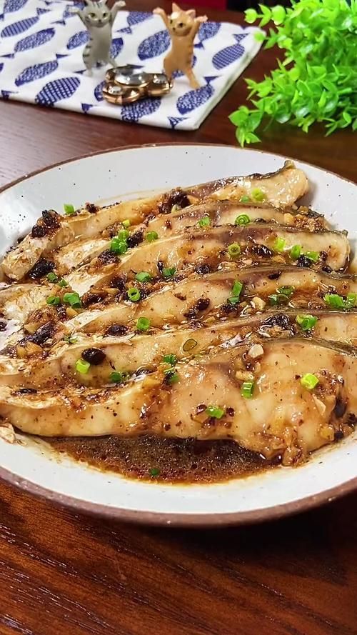 順德龍魚骨腩有哪些經(jīng)典做法？，順德龍魚骨腩是一道經(jīng)典的廣東菜，用戶要求詳解1000字