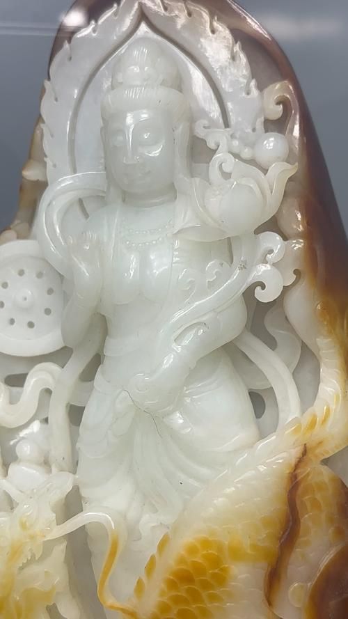 如何鑒別和田玉龍魚觀音的真?zhèn)危浚吞镉颀堲~觀音真?zhèn)舞b別和田玉龍魚觀音的真?zhèn)舞b別方法