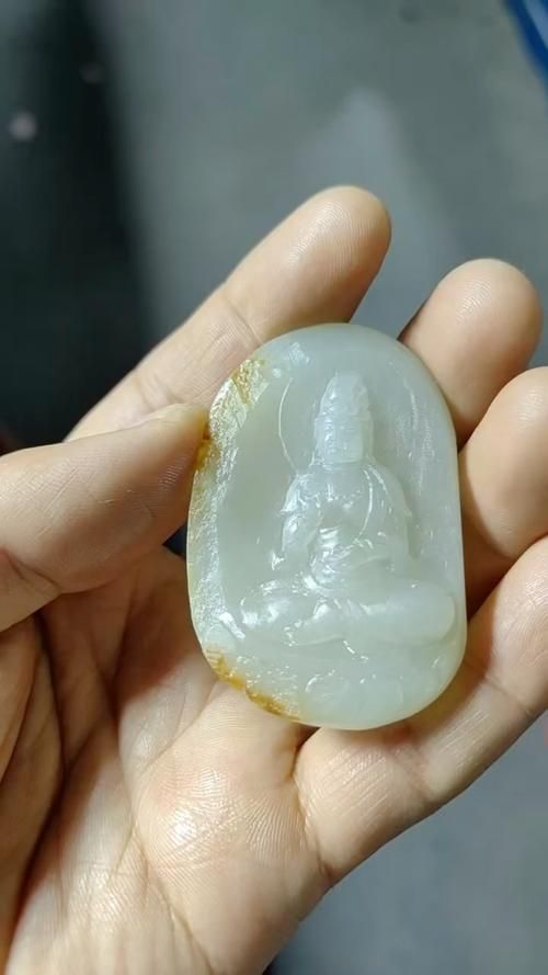 如何鑒別和田玉龍魚觀音的真?zhèn)危浚吞镉颀堲~觀音真?zhèn)舞b別和田玉龍魚觀音的真?zhèn)舞b別方法