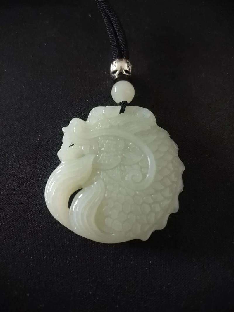 如何鑒別和田玉龍魚觀音的真?zhèn)危浚吞镉颀堲~觀音真?zhèn)舞b別和田玉龍魚觀音的真?zhèn)舞b別方法