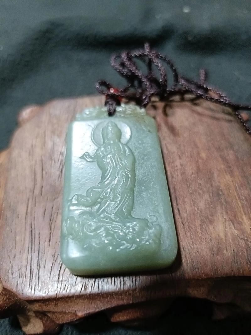 如何鑒別和田玉龍魚觀音的真?zhèn)危浚吞镉颀堲~觀音真?zhèn)舞b別和田玉龍魚觀音的真?zhèn)舞b別方法