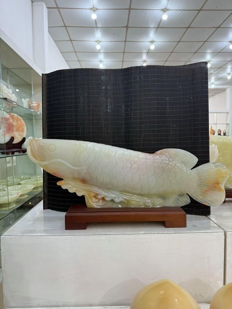 給我推薦一些招財龍魚的擺件圖片，招財龍魚擺件圖片