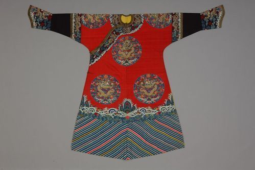 如何辨別紅龍旗服飾的真?zhèn)危t龍旗服飾的真?zhèn)伪鎰e