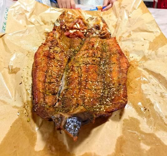 如何區(qū)分真假高背金龍魚烤魚？，———高背金龍魚烤魚“真假”