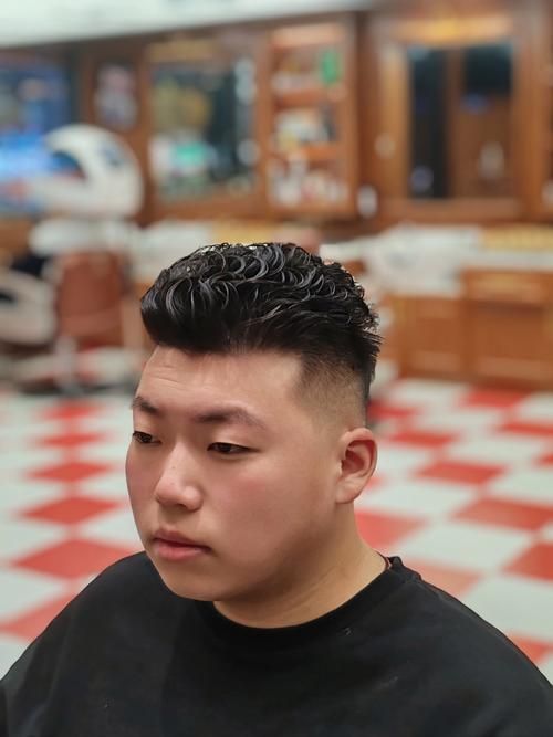 大背頭有哪些經(jīng)典款式，大背頭日常打理指南，