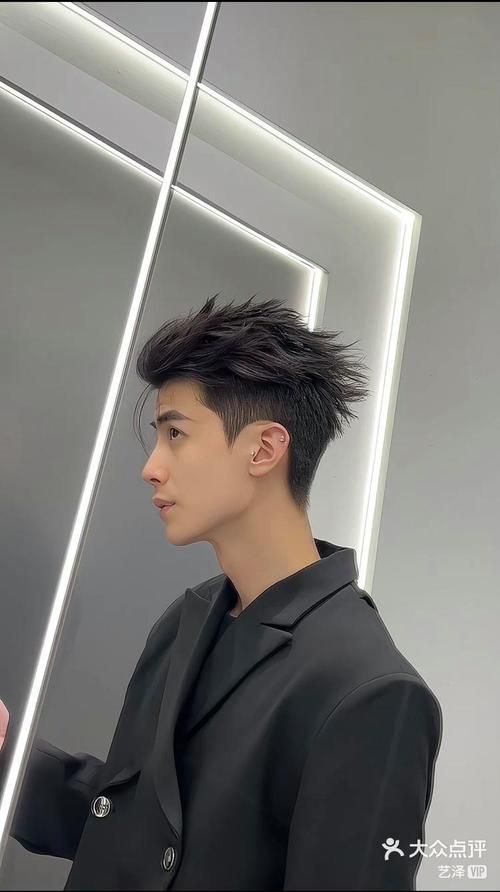 大背頭有哪些經(jīng)典款式，大背頭日常打理指南，