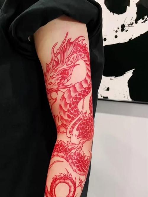 給我一些紅龍紋身的圖片示例，紅龍紋身的價格是多少