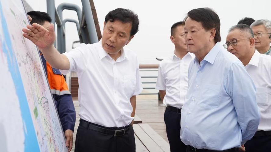 郭鶴年和郭孔豐在金龍魚扮演什么角色？，郭鶴年與郭孔豐書寫僑商擔當與郭孔豐書寫僑商擔當與家國情懷