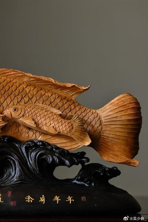 給我一些木雕魚的圖片，木雕魚不僅是中國傳統雕刻藝術的重要組成部分，更是木雕魚