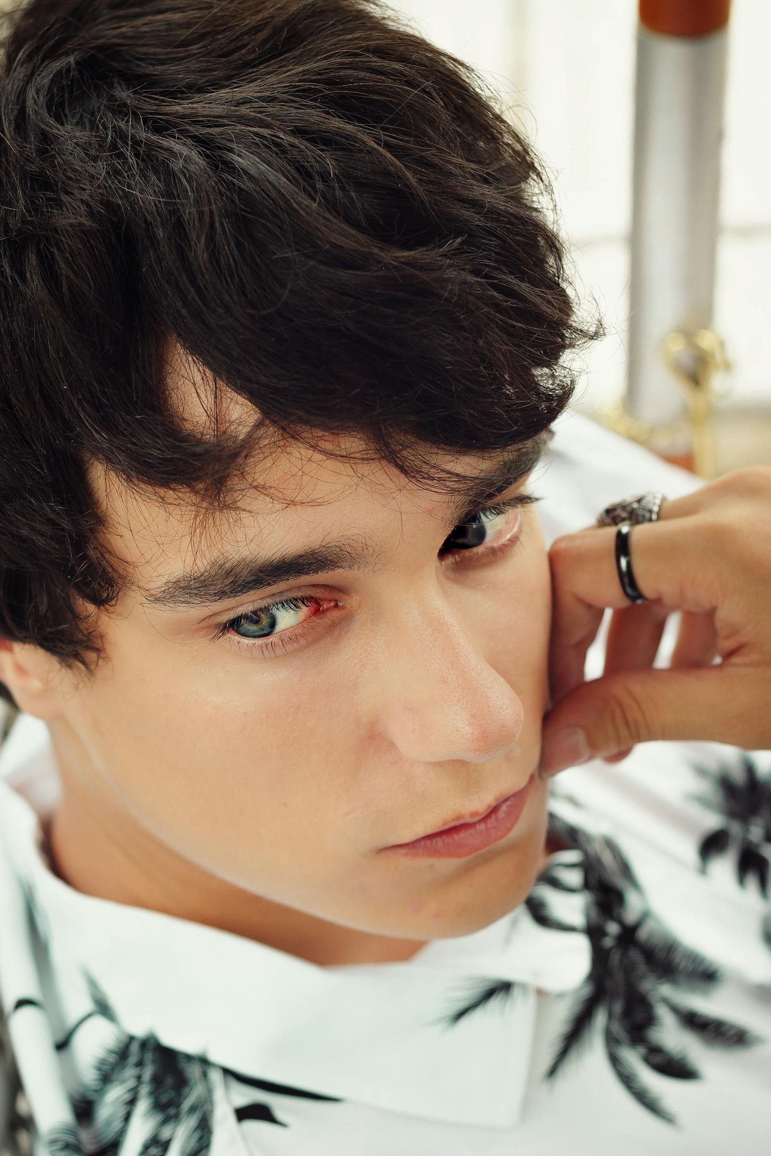 銀龍魚眼睛發(fā)黑（銀龍魚眼睛發(fā)黑怎么回事）