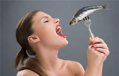 銀龍魚身上掉鱗怎么辦圖片視頻(銀龍魚掉皮咋回事)