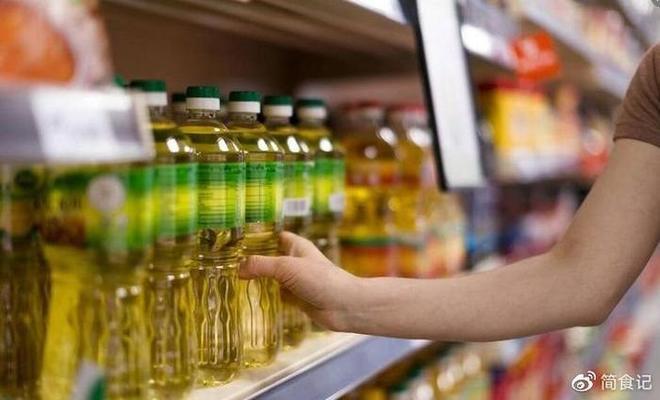 七彩龍魚和銀龍哪個好(七彩銀龍魚和銀龍魚哪個好養)