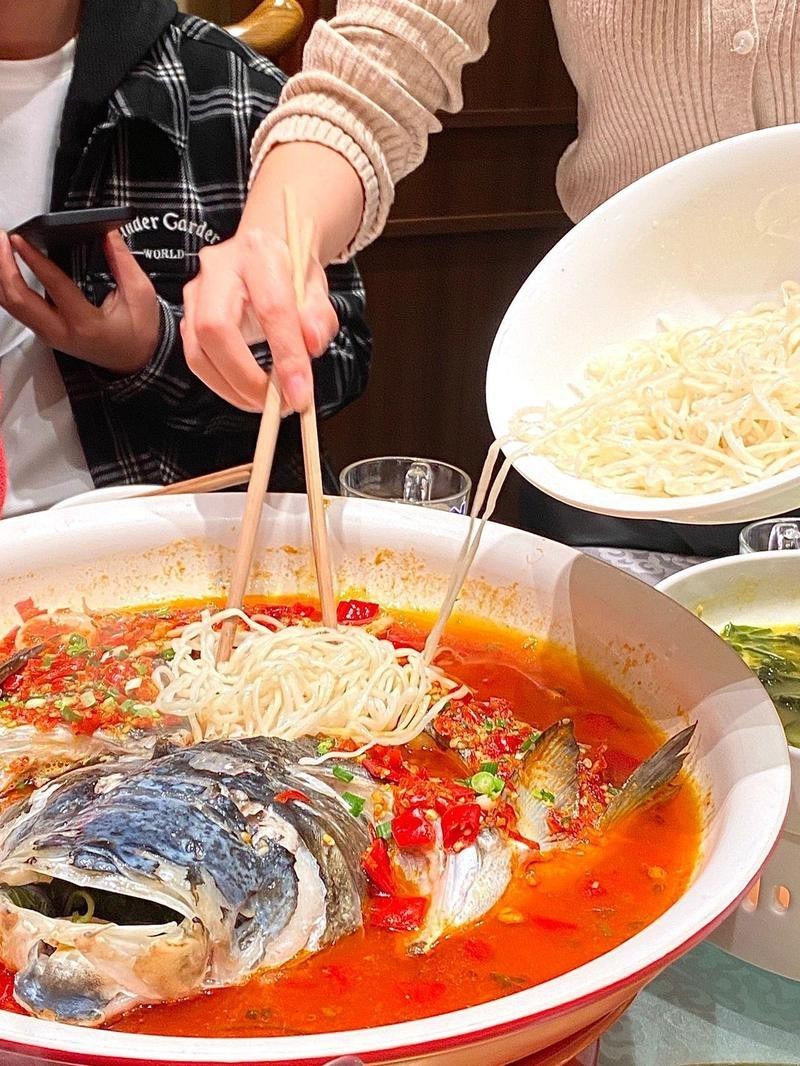 上供魚頭朝向正確圖：上供時魚頭朝向的禮儀規范