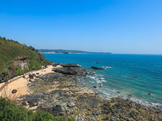 恐龍島玩鱷魚：《恐龍島》被鱷魚叼了怎么掙脫的