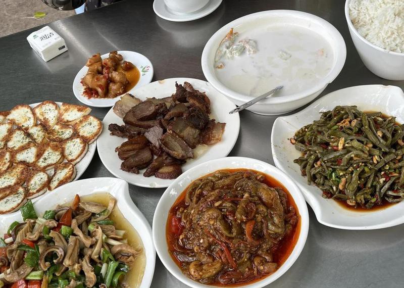 個(gè)舊龍魚店：個(gè)舊地區(qū)雖未直接提及龍魚專賣店信息