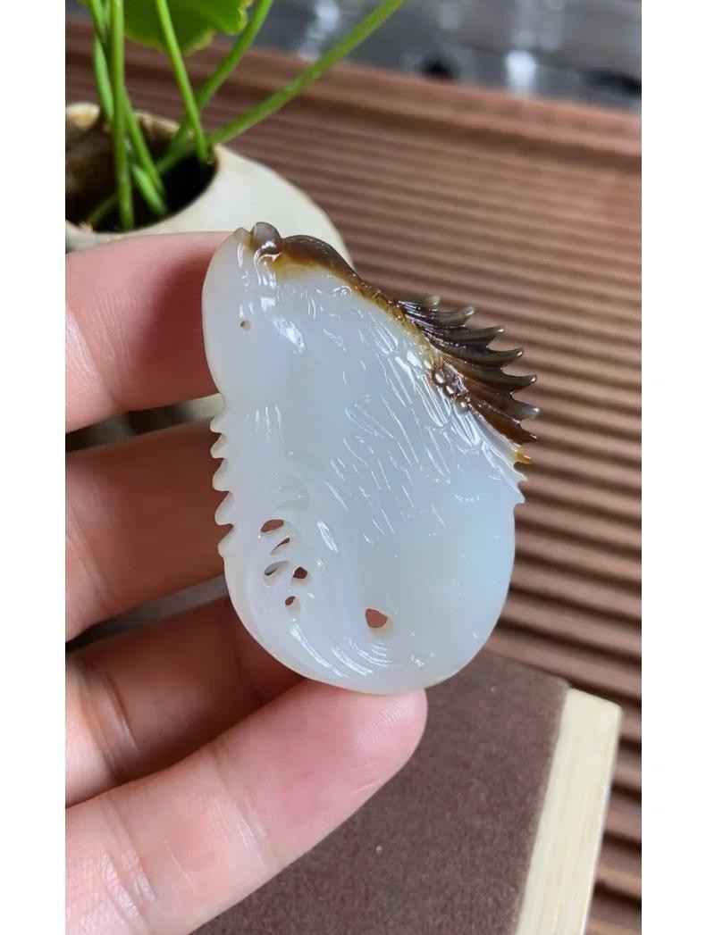 且末龍魚店【且末龍魚店專注于經營于經營以新疆和田玉且末料制成的龍魚題材玉器】