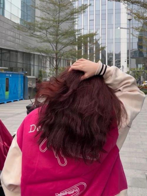 火龍果顏色頭發【“火龍果顏色頭發”——一種以天然紫到發梢打造的時尚發色】