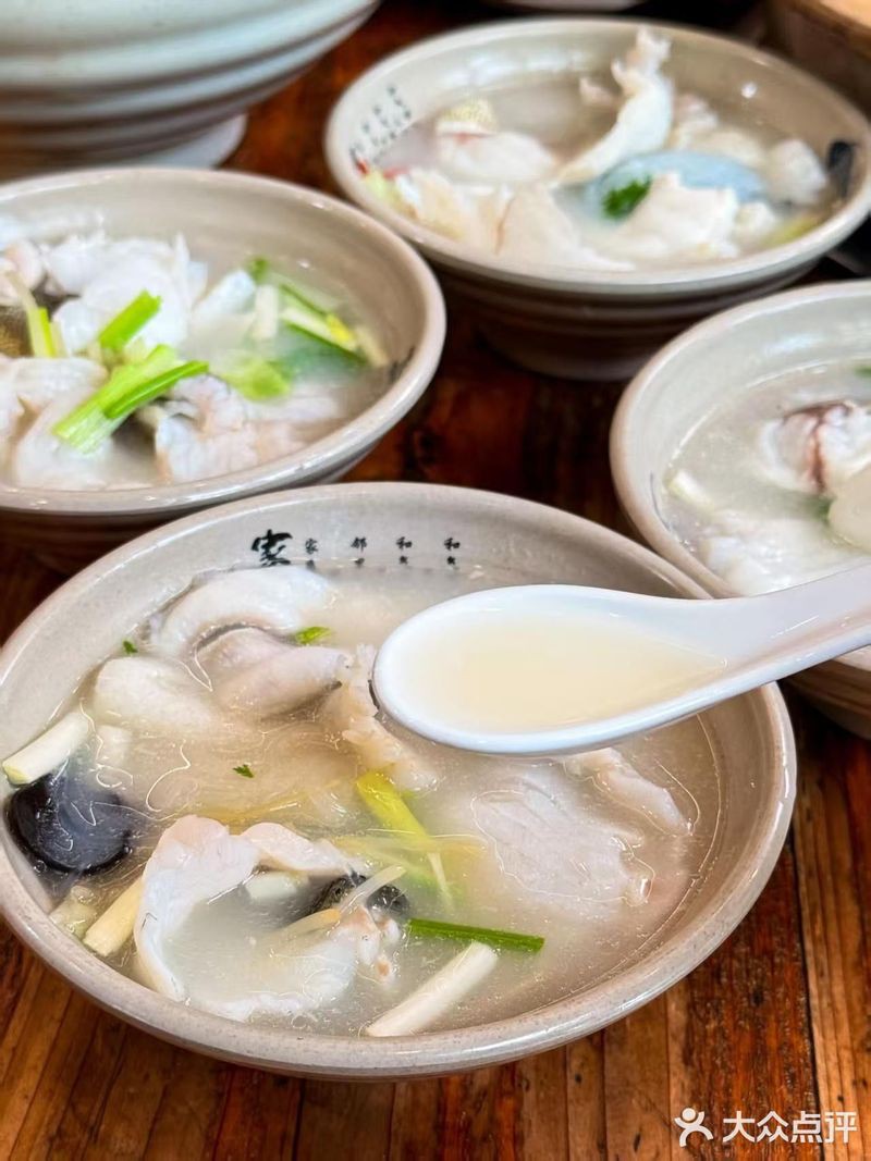 合山龍魚店【合山龍魚店是一家獨具特色的餐飲場所，坐落于風景如畫的南湖之畔】