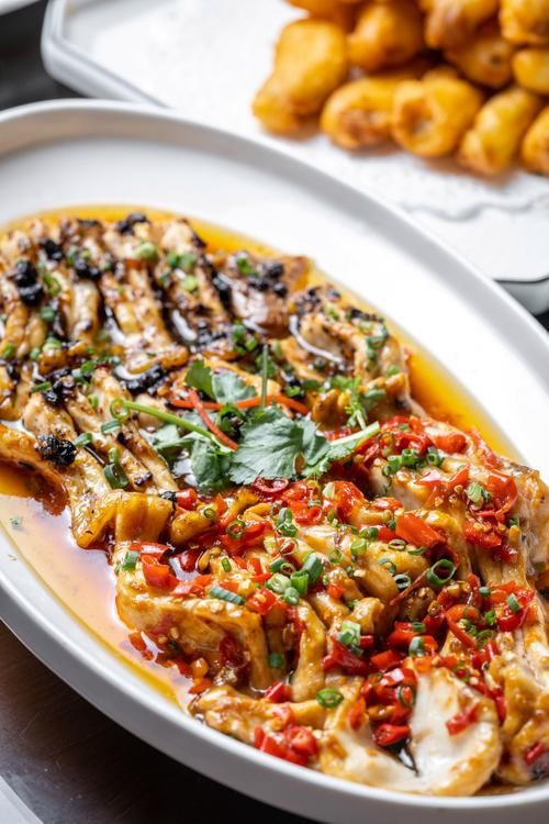 鱘龍魚圖片【中國新聞網(wǎng),魚界大熊貓——鱘龍魚養(yǎng)殖“鱘”出致富新路】