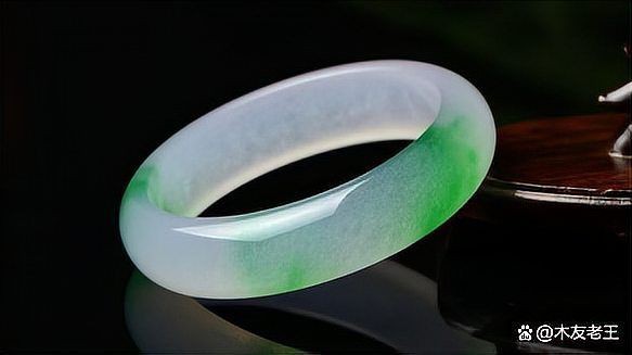 糯冰手鐲一般多少錢(qián)，糯冰種翡翠手鐲價(jià)格受市場(chǎng)波動(dòng)影響