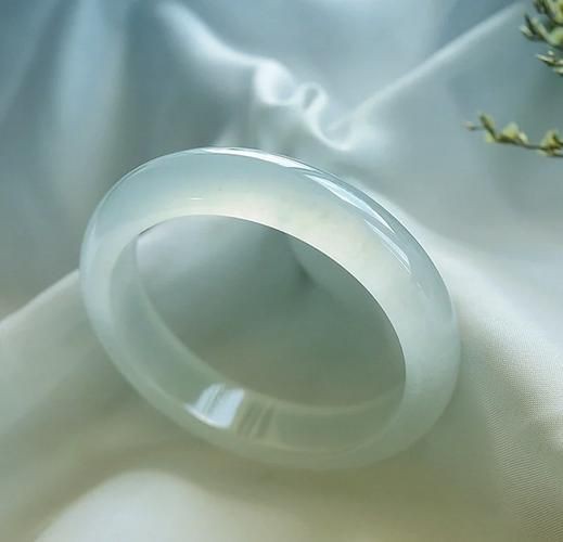 糯冰種翡翠手鐲圖片欣賞，糯冰種翡翠手鐲